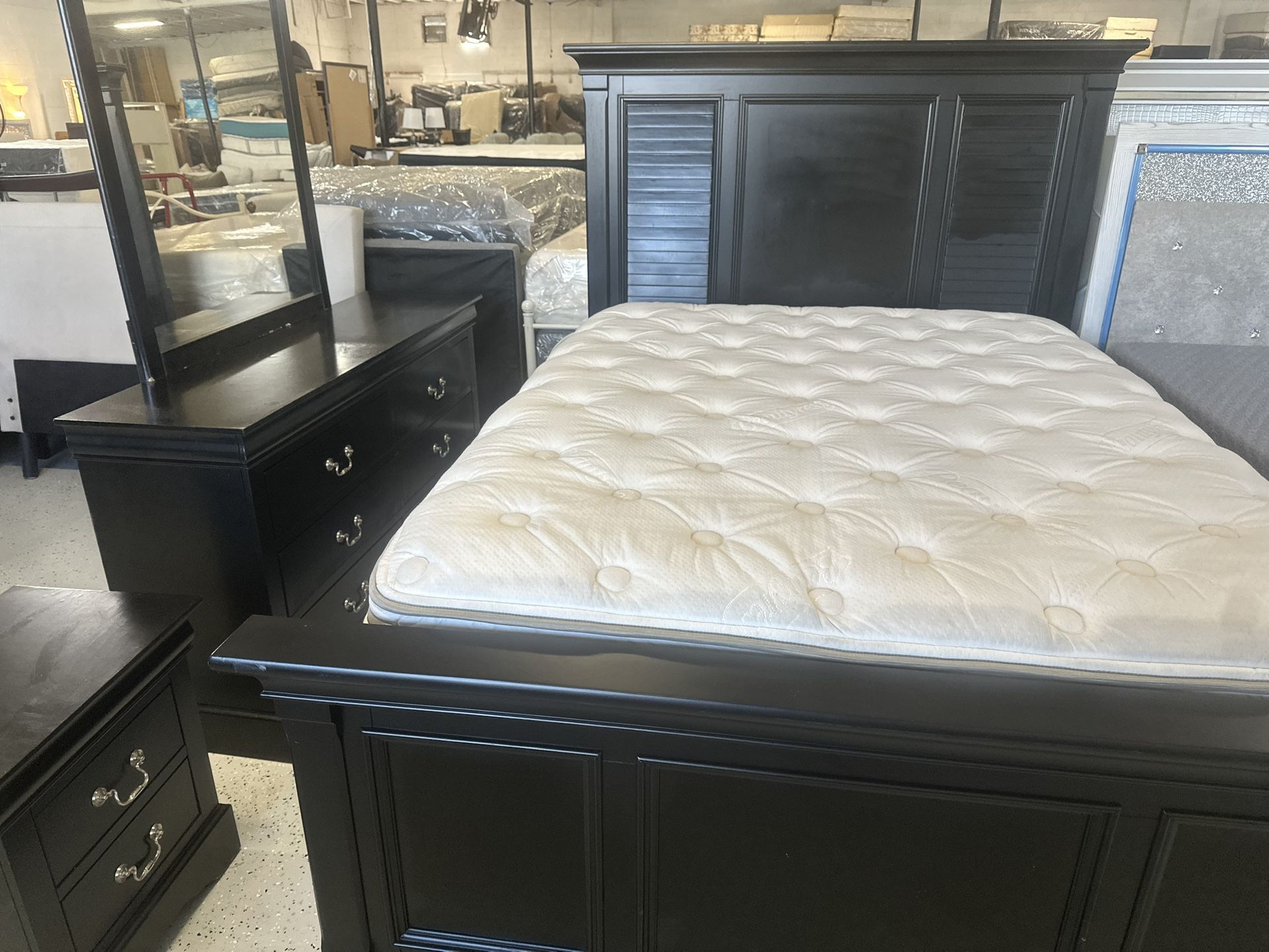 Bedroom Set Queen Size Mattress And Box Spring Dressers And Mirror And Night 