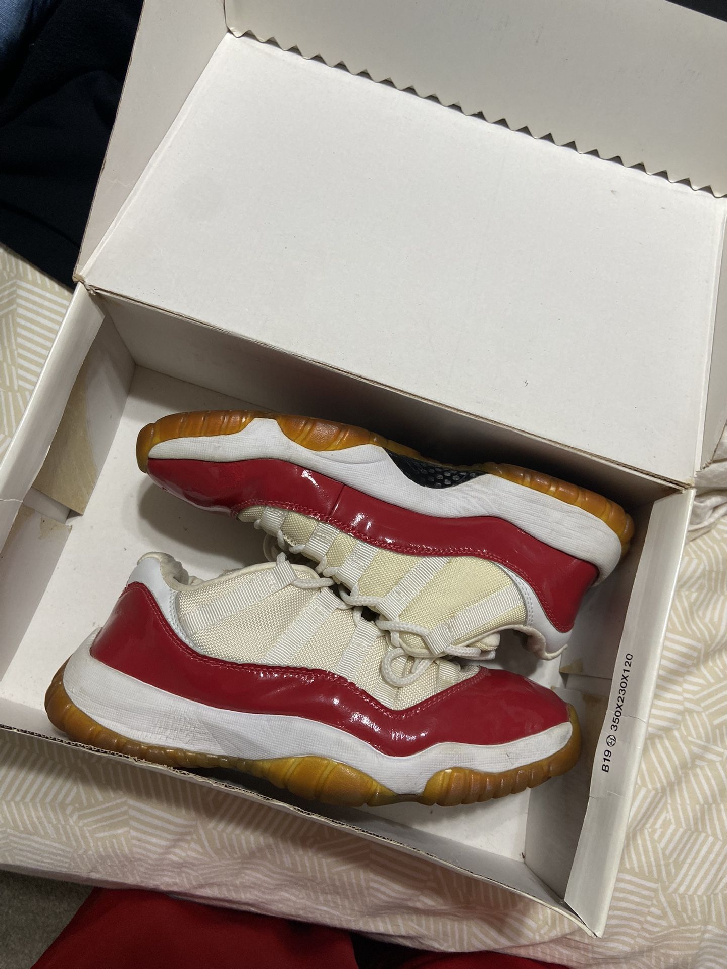 Jordan 11 Cherry red Size 9.5