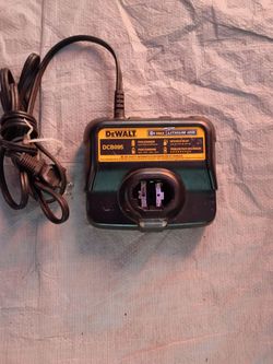 DeWalt DCB095 Battery Charger