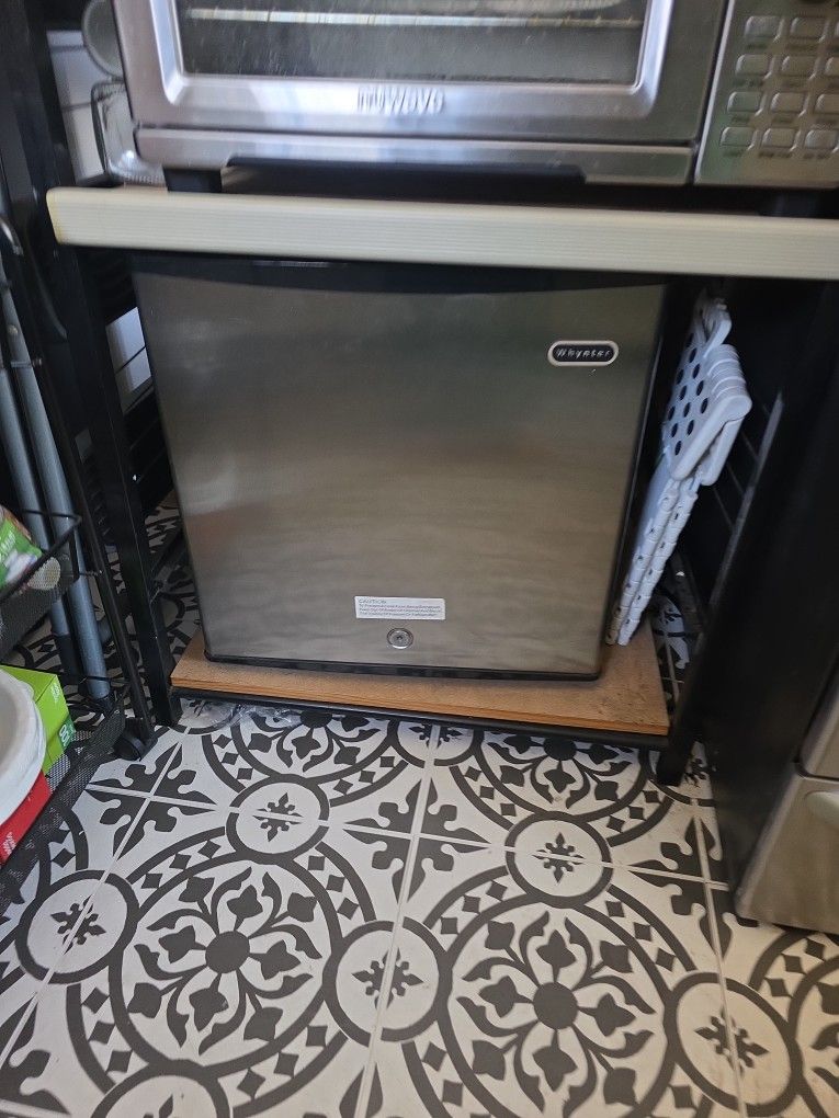 1.1 Cubic Feet Mini Freezer