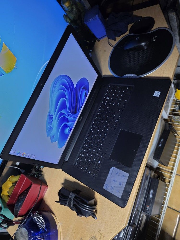Dell 17 Laptop Intel i7-CPU. 16GB Ram 512GB SSD