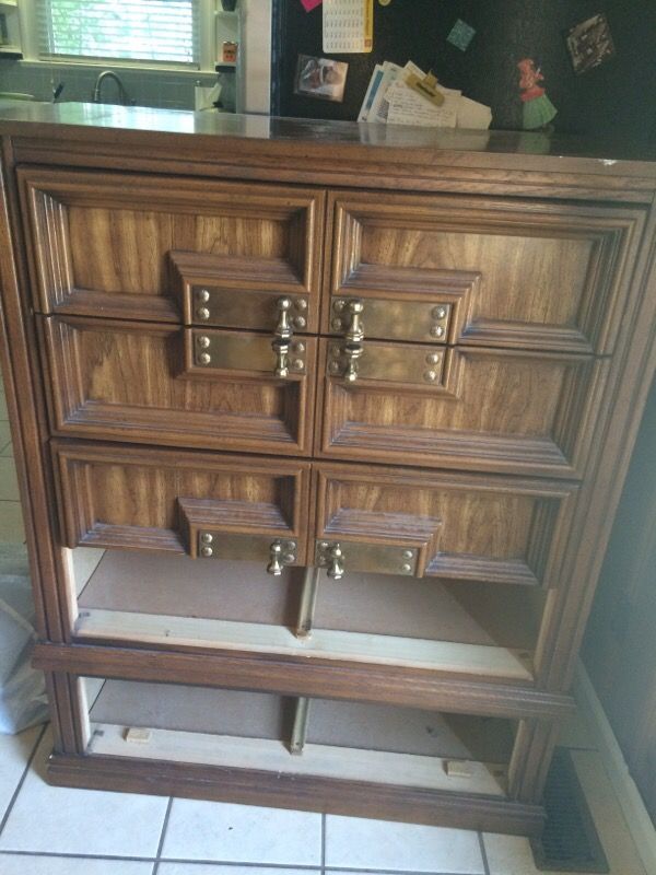 Free dresser perfect for a project