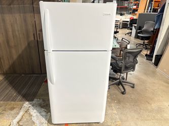 Fridge /Freezer - refrigerator white Like new works perfect