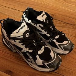 Balenci runners size 44