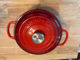 Le Creuset 4.5 qt enamel Dutch oven