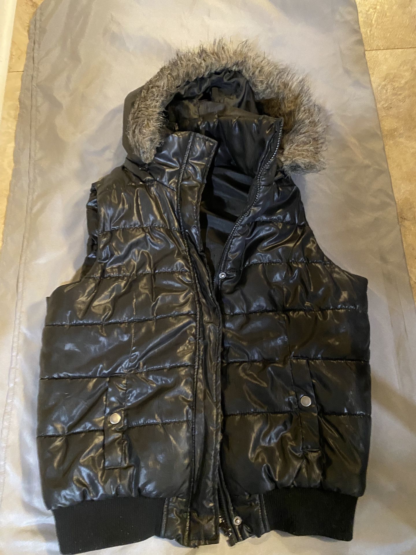 rue 21, Puffer Vest with pockets, and detachable hood. Size-L, Color-Black.