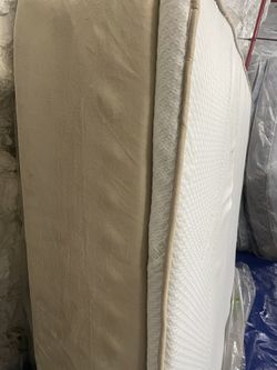 Tempur-Pedic Allurra 14 inch thick memory foam mattress queen size only asking 500 for the $3000 mattress