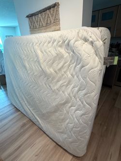 Bamboo Gel Memory Foam Queen Mattress 12inch used in very good condition
