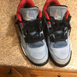 Size 9.5 Travis Scott 4s 