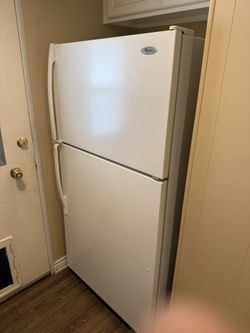 Whirlpool 21 Cubic Feet Full Size White Refrigerator