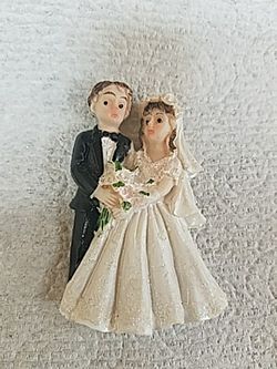 Bride & groom magnet favor