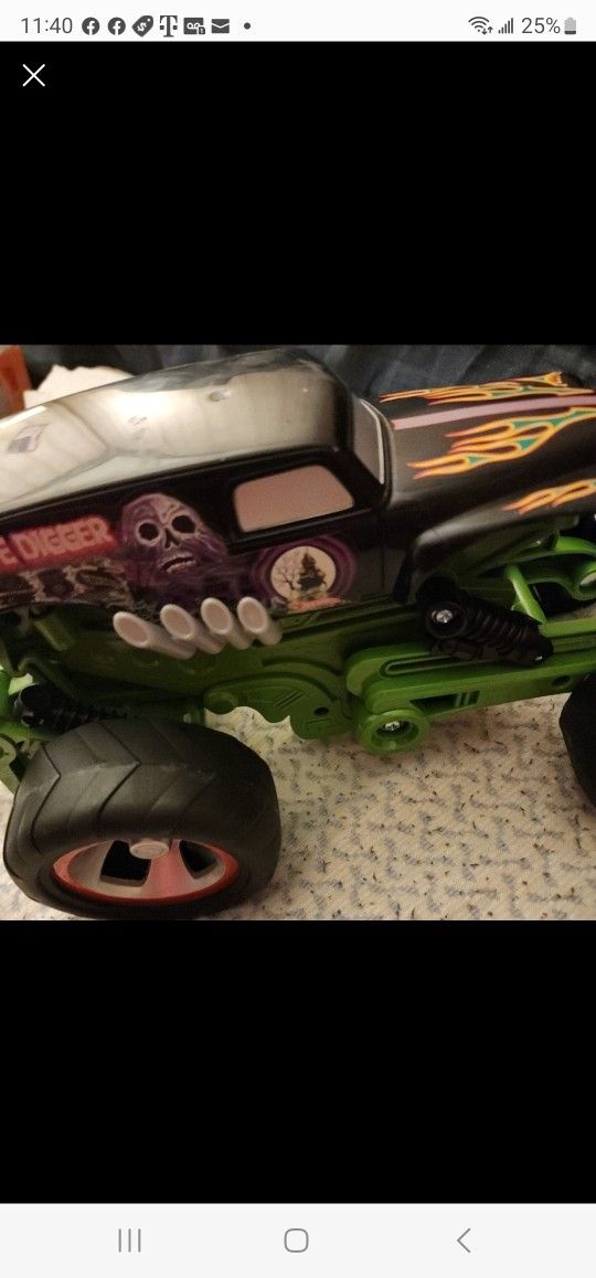 Hot Wheels Monster Jam Mega Air Jumper Grave Digger 30th Anniversary