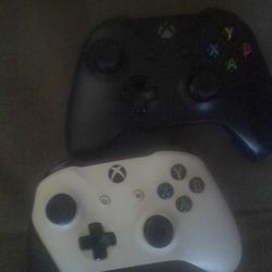 2 Xbox One Controllers 50$