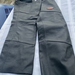 Harley Davidson   Chaps Never Been Worn  Excellant  Condition Size Small  Winter Riding Weather Coming   Would Make Nice Christmas Present 