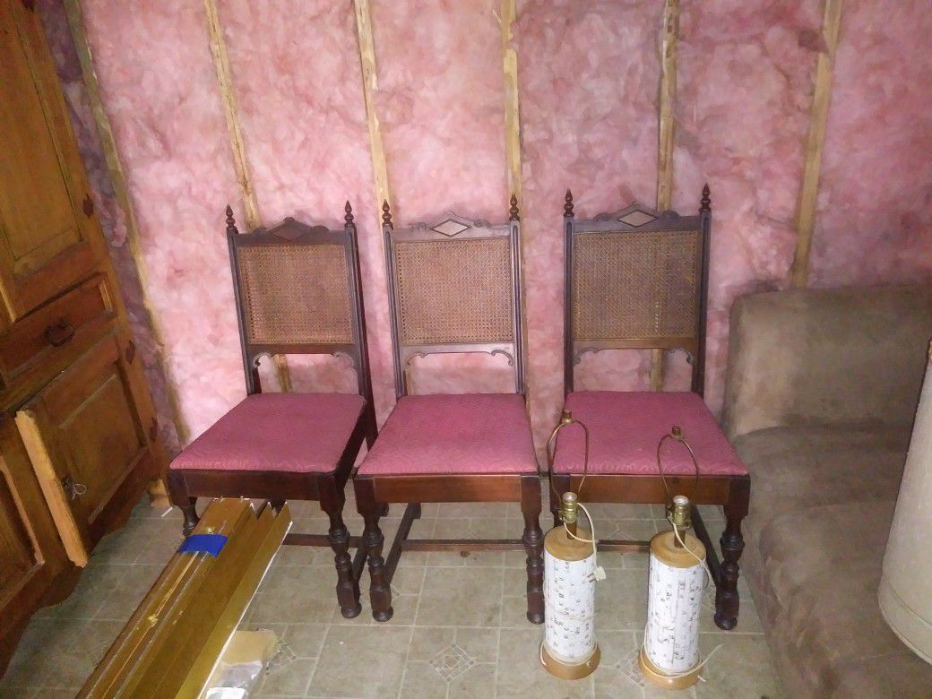 3 Vintage chairs and 2 vintage lamps with shades