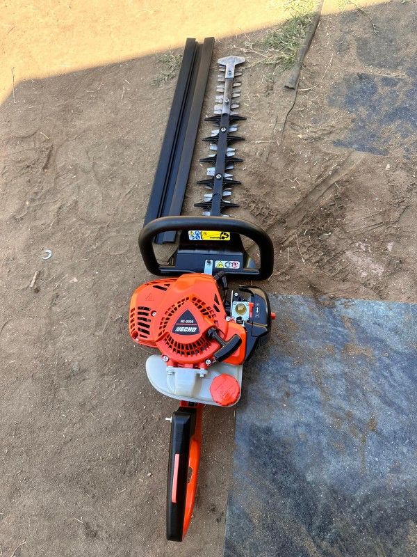 ECHO
20 in. 21.2 cc Gas 2-Stroke Hedge Trimmer