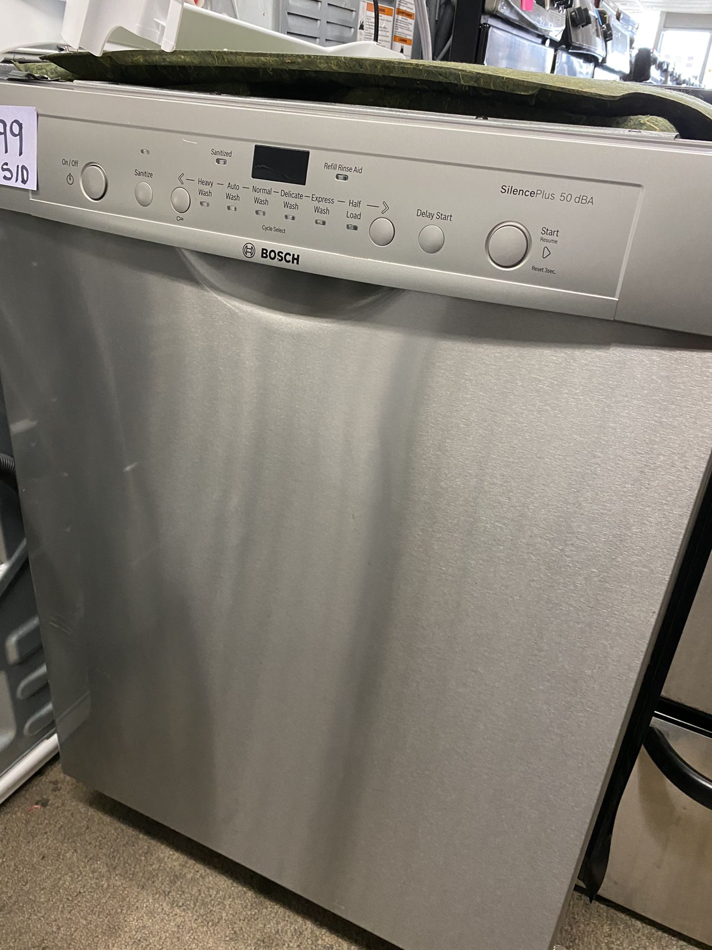 New Scratch And Dent Bosch Dishwasher Excellent Conditions 