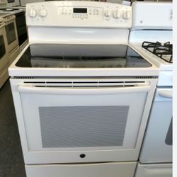 Freestanding Electric Range and Under Cabinet Microwave 