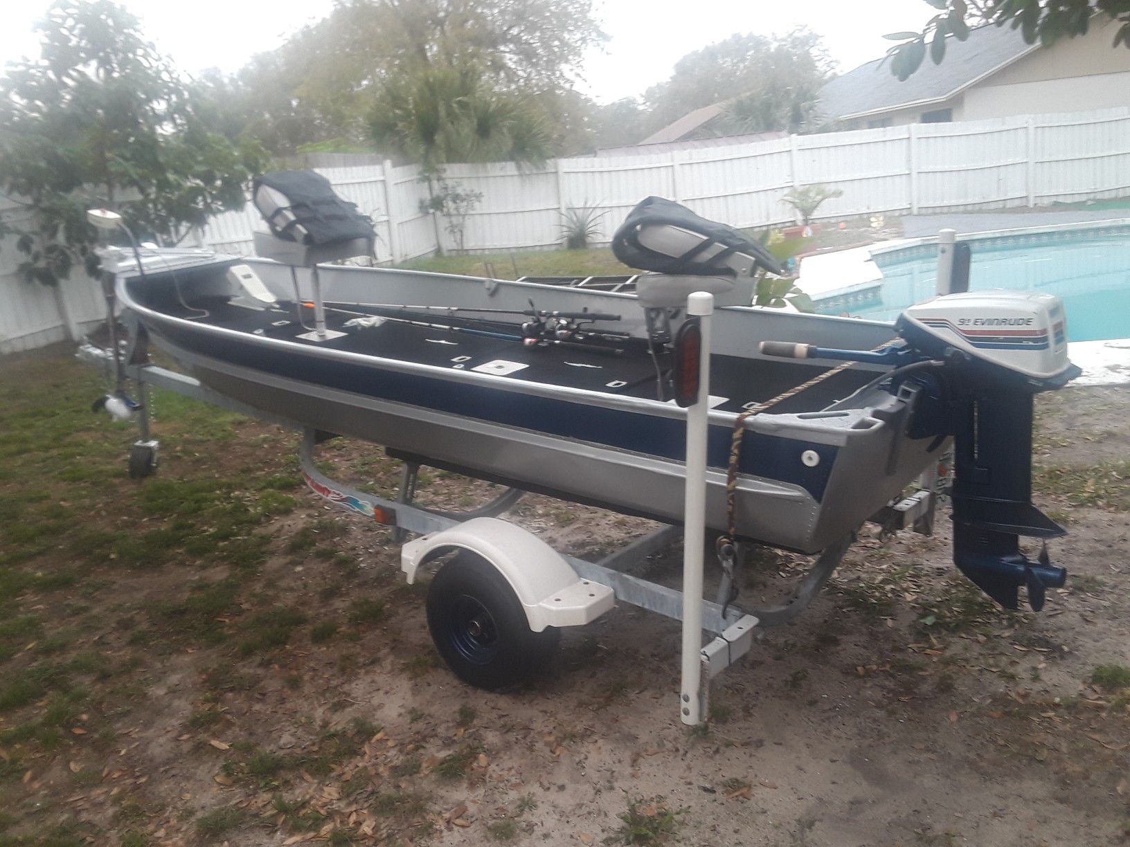 Aluminum boat 14 foot,new desk, great condition,clean title
