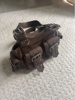 MOTO MUSE BUCKLE HANDBAG - BROWN