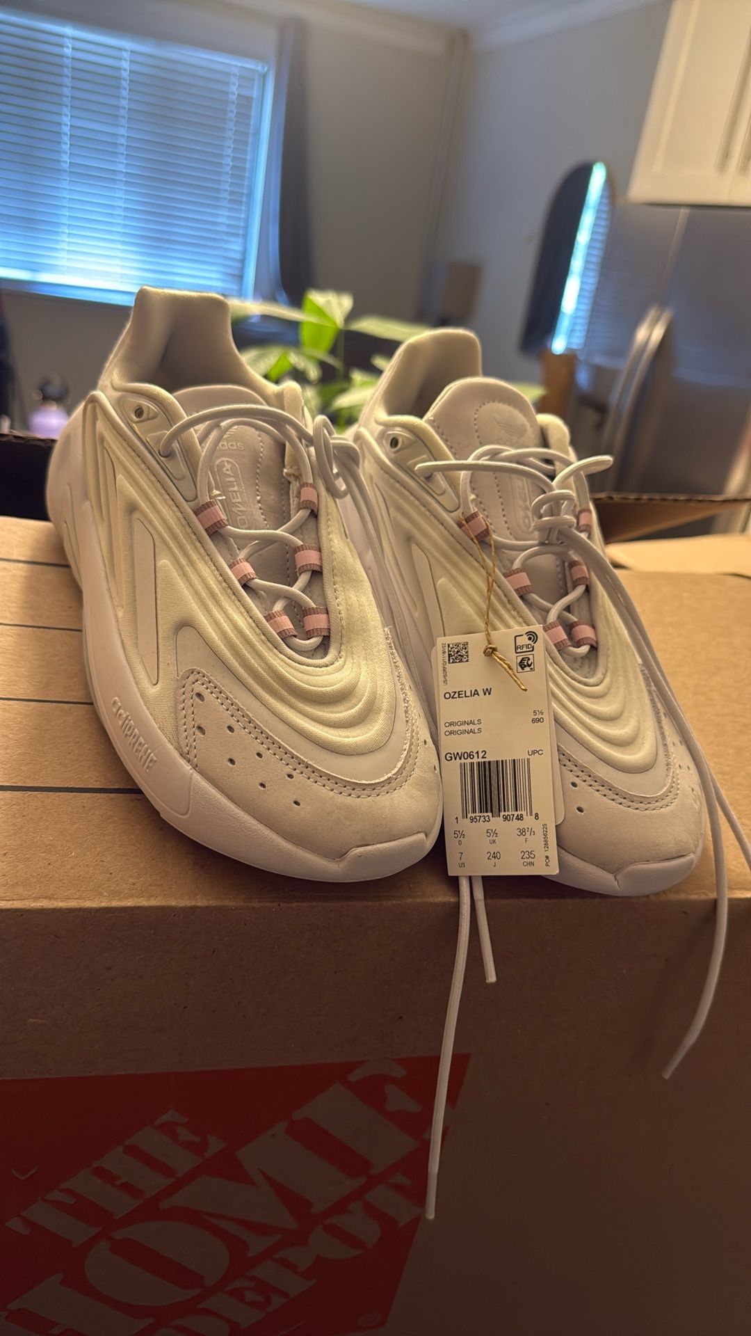 Adidas Ozelia Women’s Sz 7 New With Tags