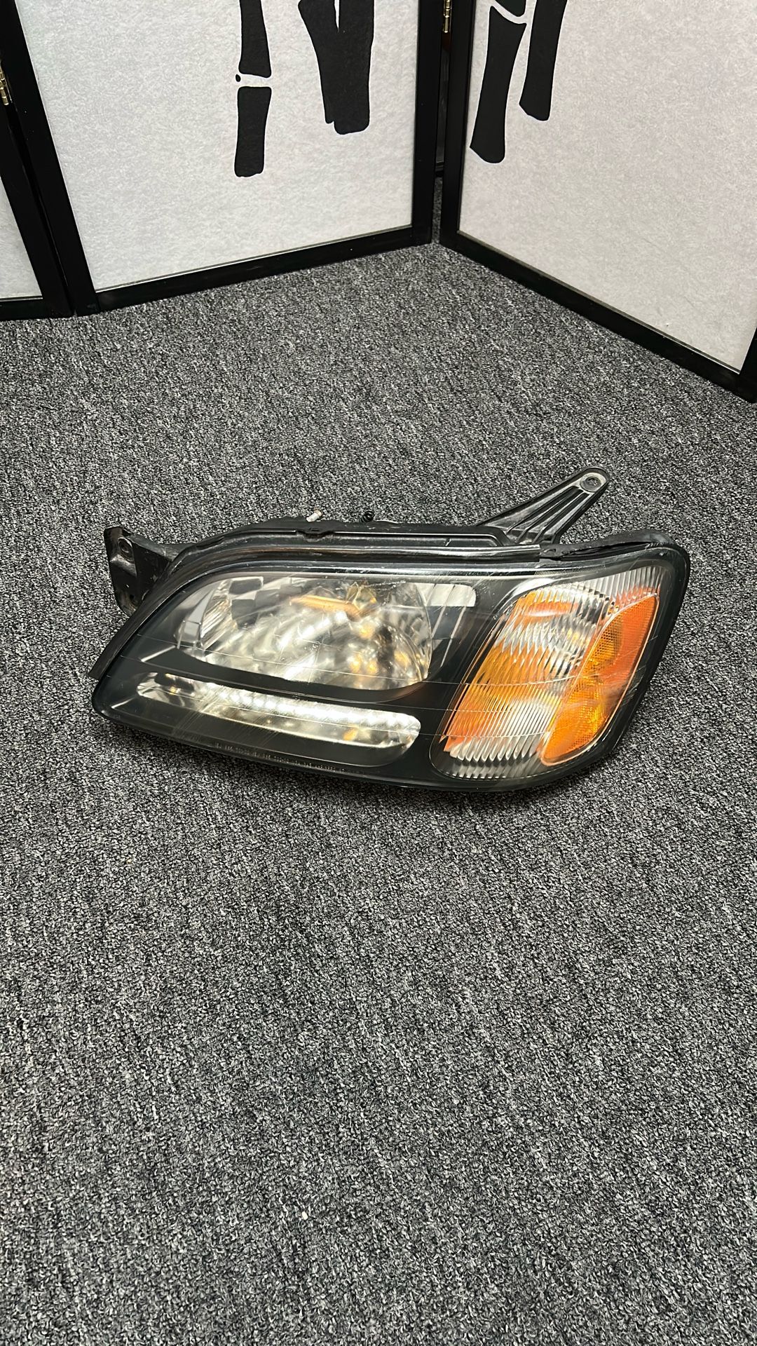 00 / 04 SUBARU LEGACY LEFT DRIVER SIDE Headlamp w/black horizontal bar, L. OEM