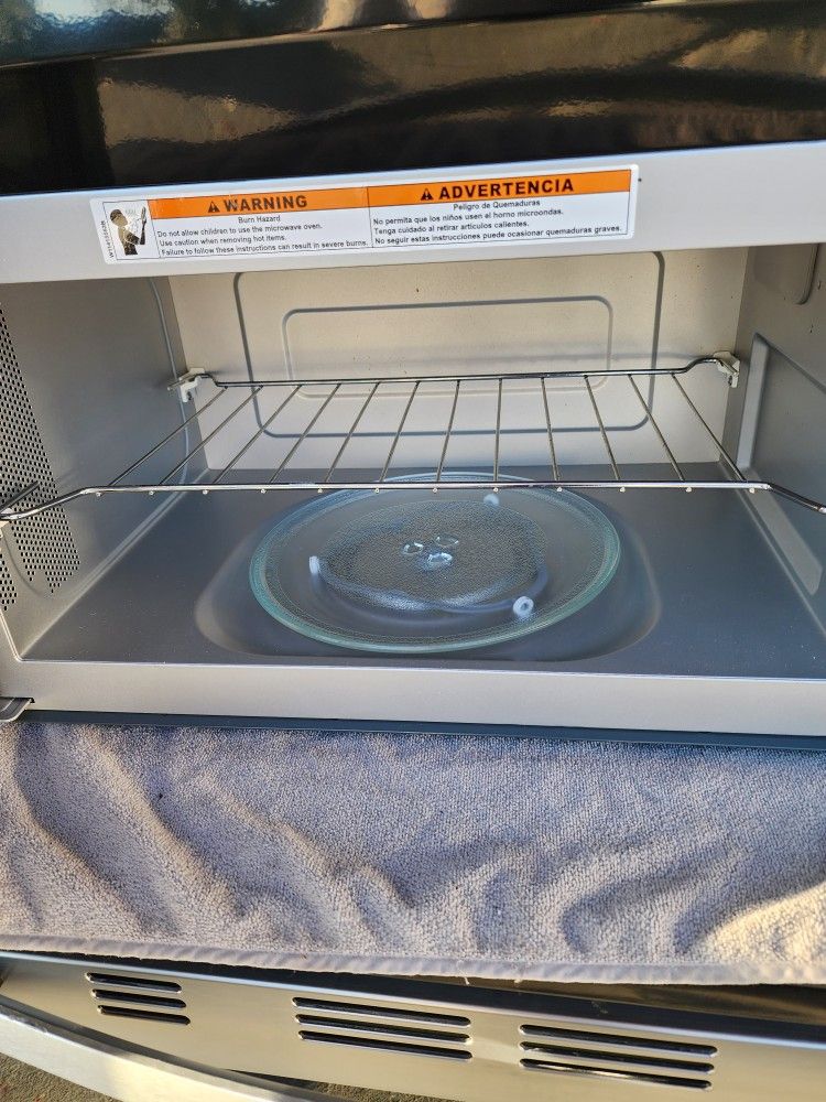 Set New Whirlpool Stove,Dishwasher And Microwave