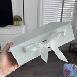 8 White Magnetic Boxes For Gift Or Bridesmaids Proposals