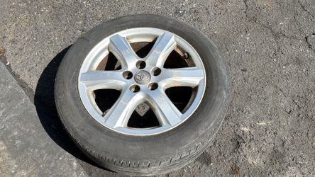 One Toyota Camry 17 Inch aluminum rim and Old tire 5x114.3mm