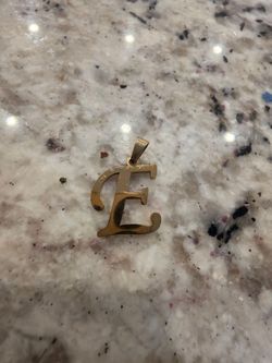 18K E PENDANT