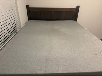 Queen Bed Set With Wooden Base/Headbord