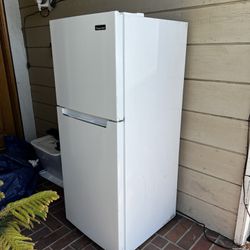 Magic Chef 10.1 Cu Ft. Refrigerator Top Freezer White 59.4” Tall