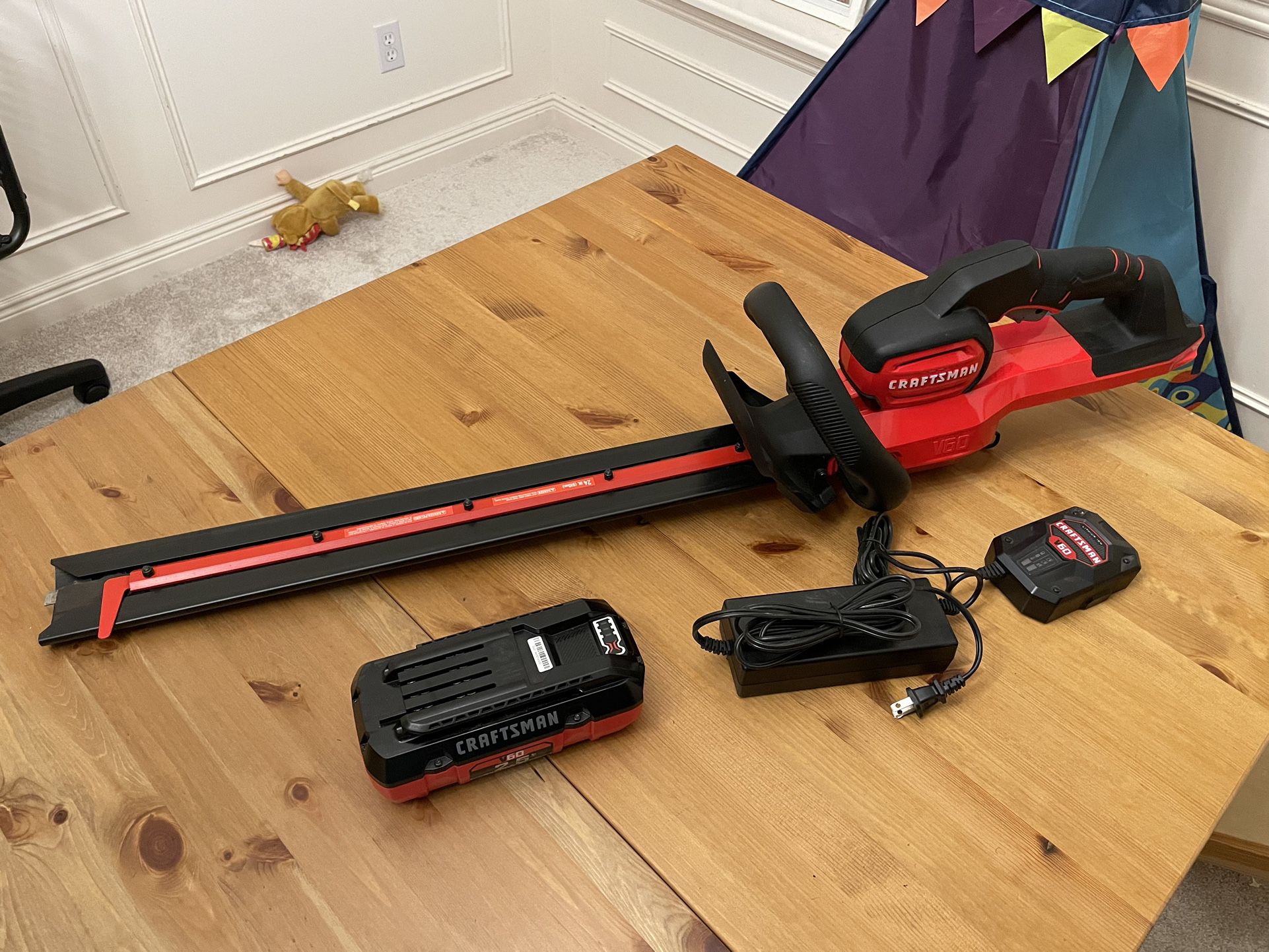 [Like New] CRAFTSMAN V60* Cordless Hedge Trimmer, 24-Inch (CMCHTS860E1) for  Sale in Redmond, WA OfferUp