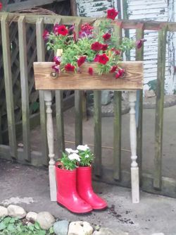 Custom flower boxes and outdoor decor