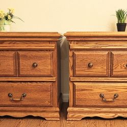 Pair Of 2 Solid Wood Natural Oak Brown American Heirloom USA Nightstands 2-Drawer Night Stands With Sliding Table Drawer