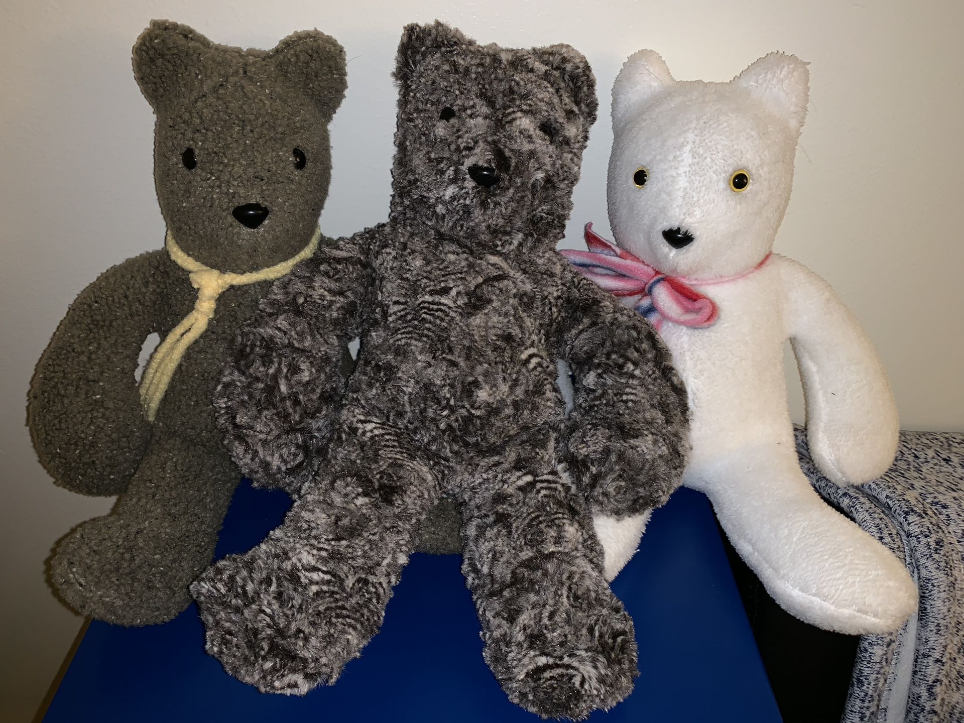 Like NEW 3 teddy bears