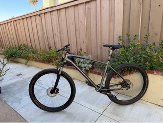 Specialized pitch 27.5 XL frame...everything works ready to ride