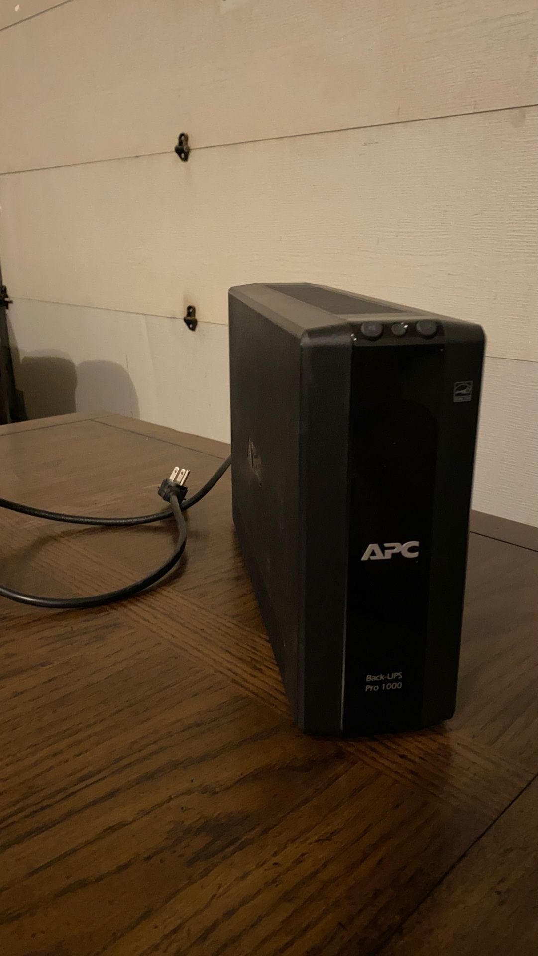 APC Pro 1000 - Backup UPS