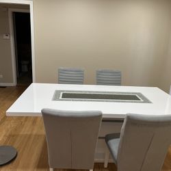 ✨ Modern White Dining Table + 4 Grey Velvet Chairs – Excellent Condition! 🪑🍽️