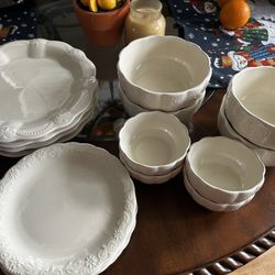 Pioneer Woman Dish Set. Service For 4. Off White . 