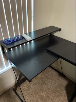 Corner desk