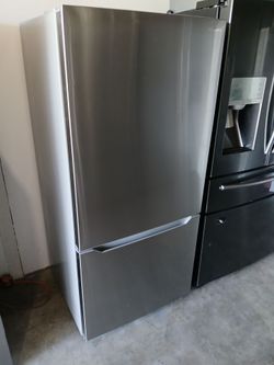 NEW !! INSIGNIA 30" COMPACT STAINLESS STEEL BOTTOM FREEZER REFRIGERATOR WITH ICE MAKER