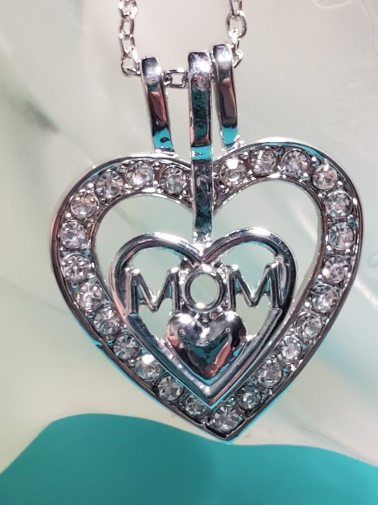 Silver Tone Metal Heart With Mom Insert Valentine's Day Necklace