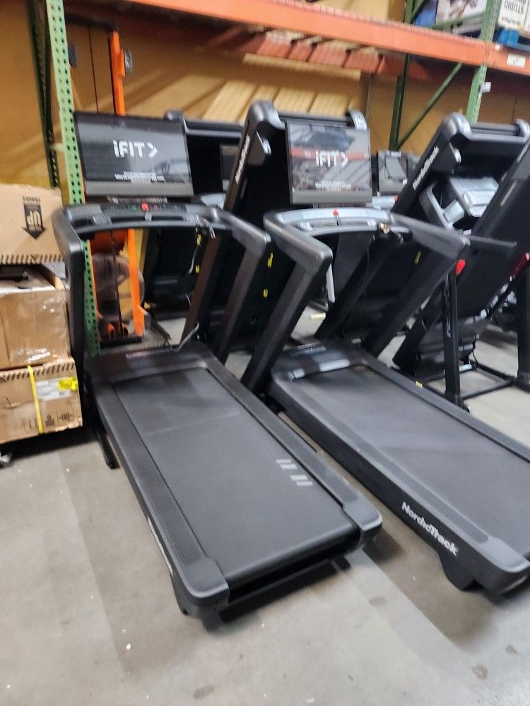 2025 Model Nordictrack Commercial 2450 Treadmill  - 24" touchscreen- 1599$
