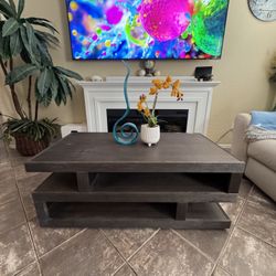 Beautiful Modern Coffee Table In Excellent Conditions 