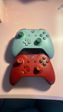 2 Xbox One Controllers