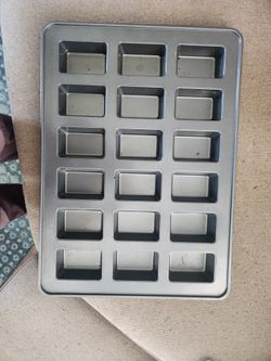 18-Cavity Mini Loaf Pan.