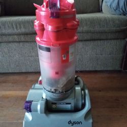 DYSON Bagless vacuum cleaner