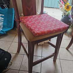 Round Table And 6 Chairs