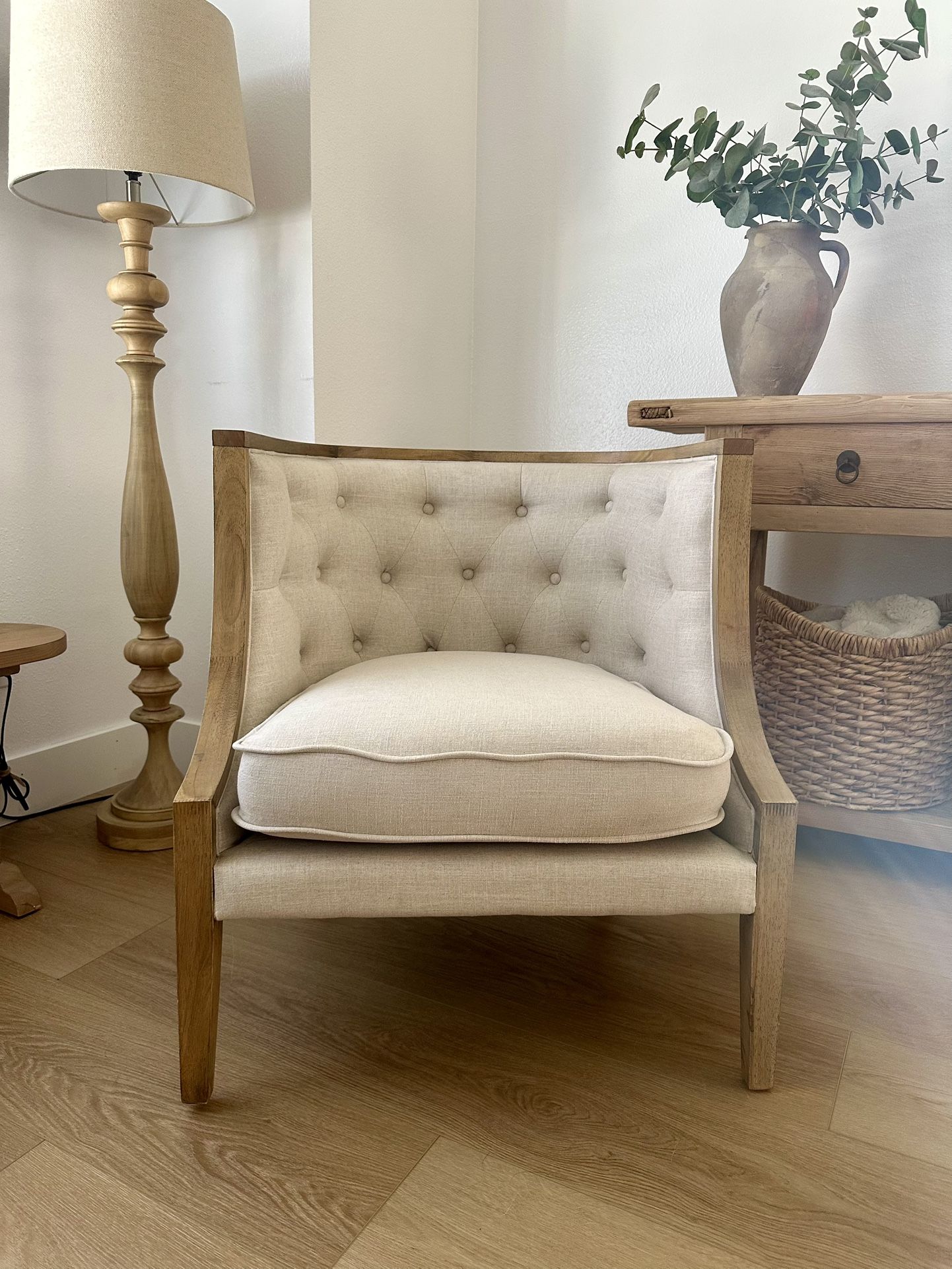 Upholstered accent chair